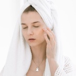 Jak okiełznać nadmiar sebum? Skuteczna pielęgnacja skóry, która naprawdę działa