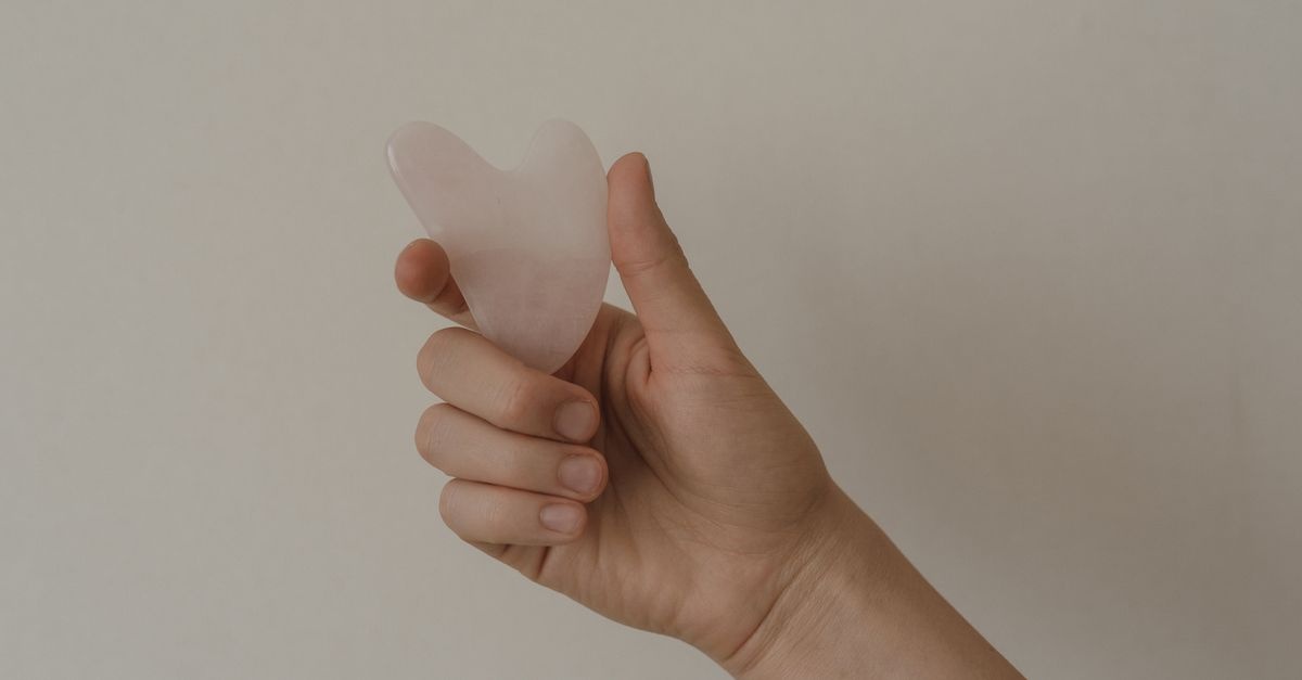 Gua Sha krok po kroku: jak masować twarz kamieniem, by zobaczyć efekty