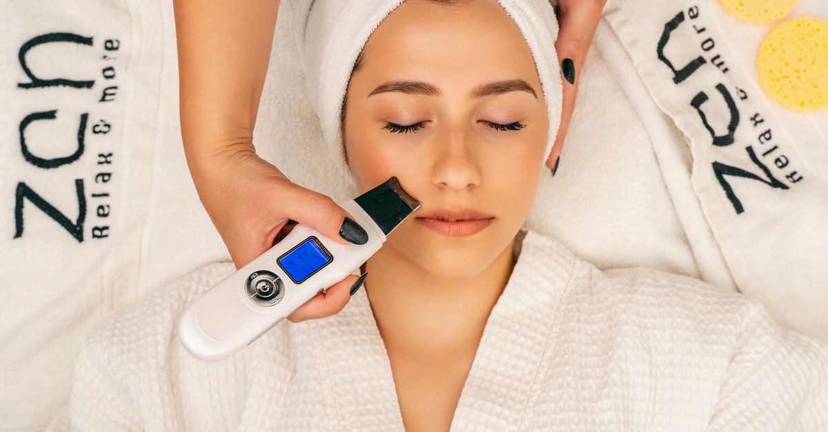 Peeling mechaniczny bez błędów: jak złuszczać skórę, by była gładka i bez podrażnień