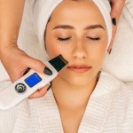 Peeling mechaniczny bez błędów: jak złuszczać skórę, by była gładka i bez podrażnień