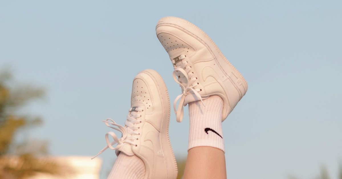 Sneakersy w roli głównej: 10 pomysłów na stylizacje, które wyglądają świeżo i na co dzień