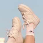 Sneakersy w roli głównej: 10 pomysłów na stylizacje, które wyglądają świeżo i na co dzień