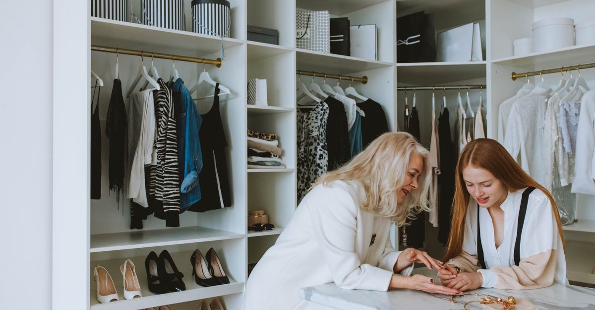 Elegancka garderoba krok po kroku: jak zbudować stylową szafę na lata