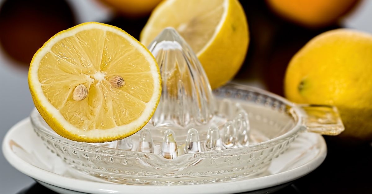 Cytrynowy dressing w 5 minut: przepis, który ożywi każdą sałatkę