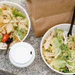 Lunch w pudełku bez nudy: prosta sałatka, którą zrobisz w 10 minut